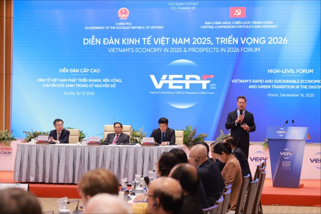 "Trong bối cảnh hạn mức tín dụng giảm dần theo lộ trình, chúng tôi kỳ vọng sẽ chứng kiến thêm doanh nghiệp Việt từ cả hai khu vực công tư vươn ra nước ngoài để tìm kiếm nguồn vốn họ cần", ông Tim Evans nói.