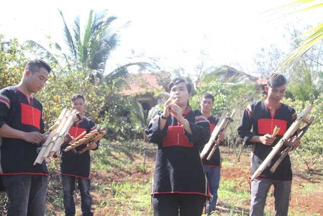 Hồn thiêng “đại ngàn” tái hiện trong nét điêu khắc gỗ Tây Nguyên ảnh 4