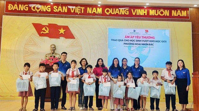 Bảo hiểm VietinBank Bình Định tặng quà cho học sinh vượt khó học giỏi tại Gia Lai