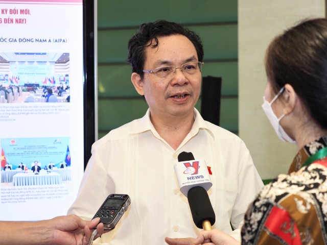 Đại biểu Quốc hội Hoàng Văn Cường trả lời phỏng vấn báo Đầu tư Chứng khoán bên hành lang Quốc hội chiều 1/6 (ảnh: M.M) Đại biểu Quốc hội Hoàng Văn Cường trả lời phỏng vấn báo Đầu tư Chứng khoán bên hành lang Quốc hội chiều 1/6 (ảnh: M.M)