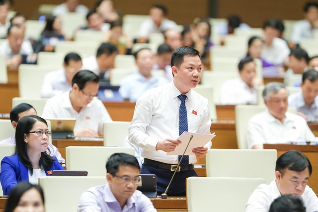 Đại biểu Trịnh Xuân An (đoàn Đồng Nai) cho rằng thị trường vốn rất mong manh và dễ bị thao túng, can thiệp. Đại biểu Trịnh Xuân An (đoàn Đồng Nai) cho rằng thị trường vốn rất mong manh và dễ bị thao túng, can thiệp.