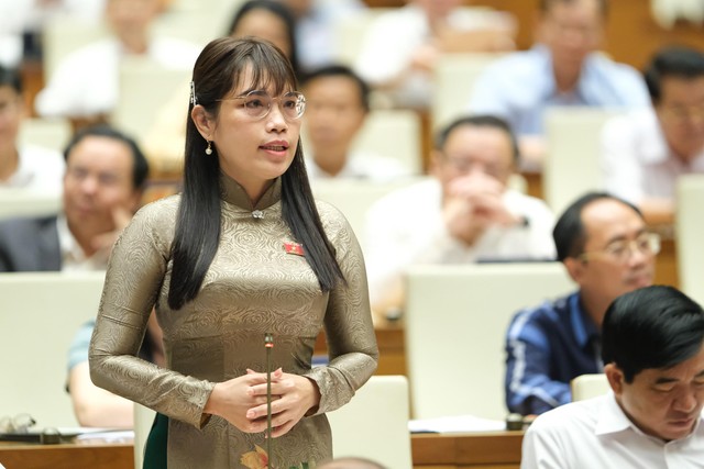 Đại biểu Châu Quỳnh Dao tham gia tranh luận. Đại biểu Châu Quỳnh Dao tham gia tranh luận.