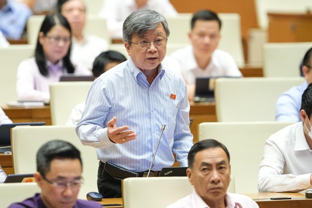 Đại biểu Trương Trọng Nghĩa tranh luận với Bộ trưởng Hồ Đức Phớc chiều 8/6 (Ảnh: Quochoi.vn).