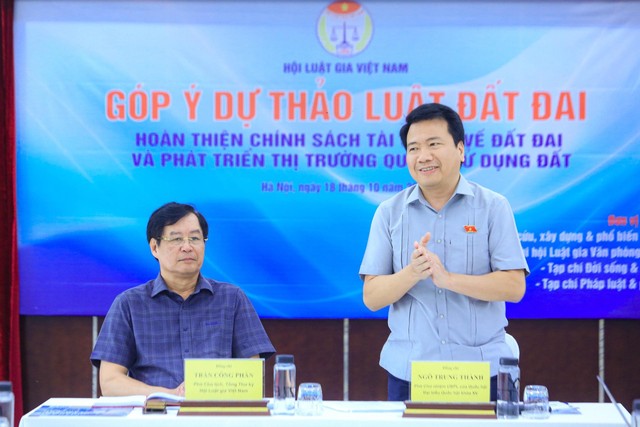 TS. Trần Công Phàn, Phó Chủ tịch, Tổng Thư ký Hội Luật gia Việt Nam, ĐBQH khóa XV và Th.S Ngô Trung Thành, Phó Chủ nhiệm Ủy ban Pháp luật của Quốc hội, Chi hội trưởng Chi hội Luật gia Văn phòng Quốc hội chủ trì hội thảo. TS. Trần Công Phàn, Phó Chủ tịch, Tổng Thư ký Hội Luật gia Việt Nam, ĐBQH khóa XV và Th.S Ngô Trung Thành, Phó Chủ nhiệm Ủy ban Pháp luật của Quốc hội, Chi hội trưởng Chi hội Luật gia Văn phòng Quốc hội chủ trì hội thảo.