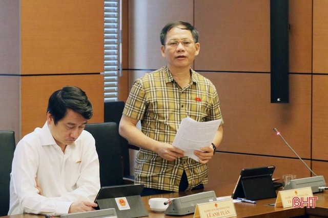 Phó Trưởng đoàn chuyên trách Đoàn ĐBQH Hà Tĩnh Trần Đình Gia phát biểu tại tổ sáng 26/10 (ảnh: Báo Hà Tĩnh) Phó Trưởng đoàn chuyên trách Đoàn ĐBQH Hà Tĩnh Trần Đình Gia phát biểu tại tổ sáng 26/10 (ảnh: Báo Hà Tĩnh)