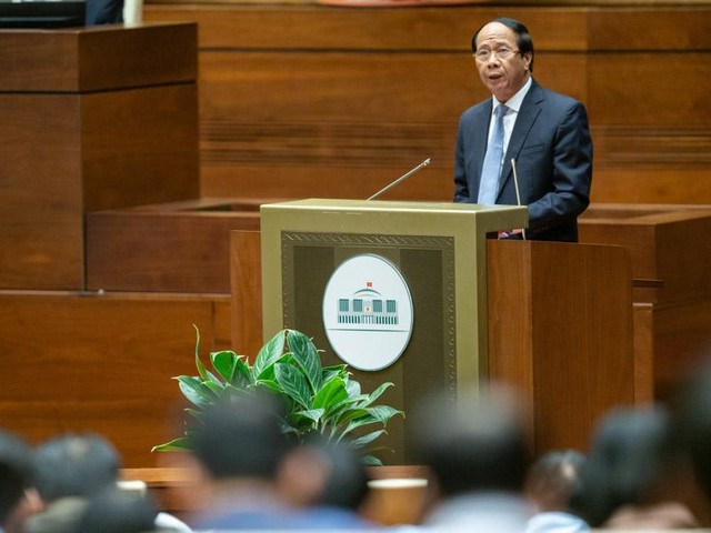 Phó thủ tướng Lê Văn Thành trình bày tờ trình Dự án Luật Đất đai (sửa đổi) sáng 1/11. Phó thủ tướng Lê Văn Thành trình bày tờ trình Dự án Luật Đất đai (sửa đổi) sáng 1/11.