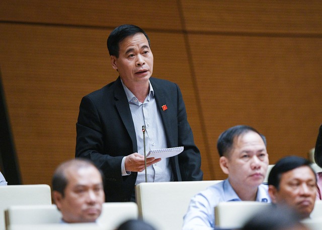 Đại biểu Nguyễn Mạnh Cường (đoàn Quảng Bình) "truy" trách nhiệm của Bộ trưởng Bộ Xây dựng trong vấn đề di dời trụ sở ra khỏi nội đô.