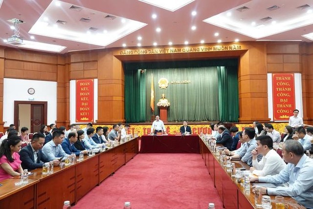 Toàn cảnh cuộc họp &quot;giải cứu&quot; thị trường chứng khoán ngày 23/11 giữa Bộ Tài chính với 7 công ty chứng khoán và 32 doanh nghiệp phát hành trái phiếu doanh nghiệp.