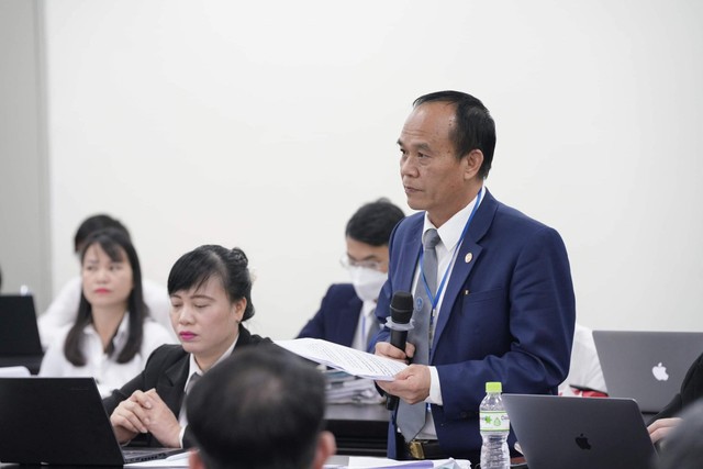 Luật sư Bùi Đình Ứng bào chữa cho bị cáo Nguyễn Quang Tuấn chiều 18/4: &quot;Có thể biết mượn vật tư là không đúng; nhưng với y đức của người thầy thuốc, chữa bệnh cứu người là trên hết nên họ phải chấp nhận làm sai và chịu rủi ro&apos;&apos;.