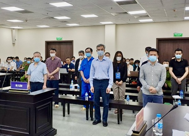 Cựu Giám đốc Bệnh viện Tim Hà Nội Nguyễn Quang Tuấn và các bị cáo đứng lên nghe luận tội tại phiên xử sáng 18/4 (Ảnh: H. Yến)