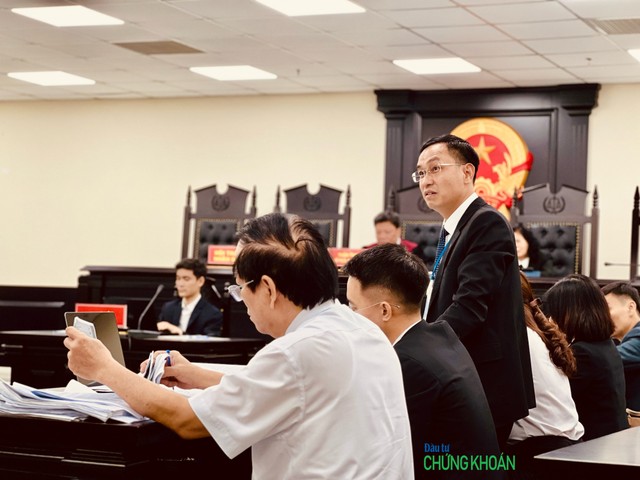 Một luật sư bào chữa của bị cáo Đỗ Thành Nhân chất vấn bị cáo Đỗ Đức Nam về một số lời khai mâu thuẫn của bị cáo Nam (Ảnh: H.Y) Một luật sư bào chữa của bị cáo Đỗ Thành Nhân chất vấn bị cáo Đỗ Đức Nam về một số lời khai mâu thuẫn của bị cáo Nam (Ảnh: H.Y)