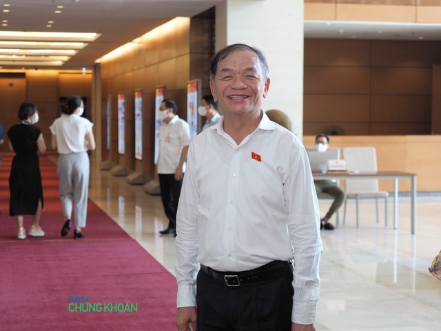 Đại biểu Lê Thanh Vân (đoàn Cà Mau) trả lời báo Đầu tư Chứng khoán ở hành lang Quốc hội.