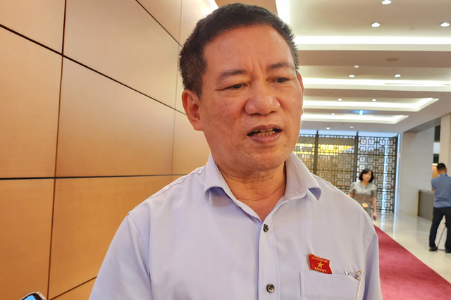 Bộ trưởng Bộ Tài chính trả lời báo chí bên hành lang Quốc hội hôm 25/5. Bộ trưởng Bộ Tài chính trả lời báo chí bên hành lang Quốc hội hôm 25/5.