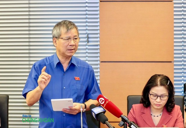 ĐBQH Nguyễn Anh Trí (đoàn Hà Nội) đề nghị thay đổi cách đặt tên nhà ở xã hội, nhà cho người nghèo... để thể hiện cách tôn trọng cư dân. ĐBQH Nguyễn Anh Trí (đoàn Hà Nội) đề nghị thay đổi cách đặt tên nhà ở xã hội, nhà cho người nghèo... để thể hiện cách tôn trọng cư dân.