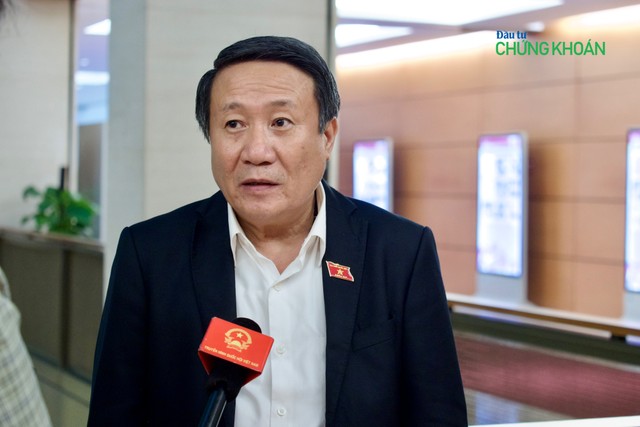 Đại biểu Hà Sỹ Đồng (đoàn Quảng Trị) trả lời báo chí bên hành lang Quốc hội