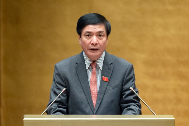 Tổng thư ký Quốc hội Bùi Văn Cường báo cáo Quốc hội trước khi các đại biểu ấn nút thông qua Nghị quyết về chương trình giám sát năm 2024 của Quốc hội. Tổng thư ký Quốc hội Bùi Văn Cường báo cáo Quốc hội trước khi các đại biểu ấn nút thông qua Nghị quyết về chương trình giám sát năm 2024 của Quốc hội.