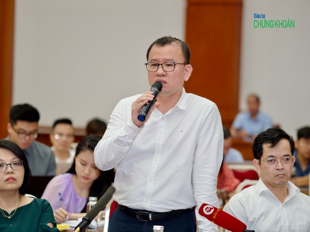 Ông Nguyễn Hoàng Dương, Phó Vụ trưởng Vụ Tài chính các ngân hàng và Tổ chức tài chính (Bộ Tài chính) trả lời tại Họp báo chiều 16/6 (Ảnh: M.M) Ông Nguyễn Hoàng Dương, Phó Vụ trưởng Vụ Tài chính các ngân hàng và Tổ chức tài chính (Bộ Tài chính) trả lời tại Họp báo chiều 16/6 (Ảnh: M.M)