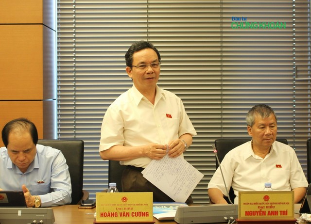 Đại biểu Hoàng Văn Cường (đoàn Hà Nội) ủng hộ giao dịch bất động sản qua sàn, nhưng với điều kiện sàn giao dịch phải đạt đến trình độ cao và minh bạch. Đại biểu Hoàng Văn Cường (đoàn Hà Nội) ủng hộ giao dịch bất động sản qua sàn, nhưng với điều kiện sàn giao dịch phải đạt đến trình độ cao và minh bạch.