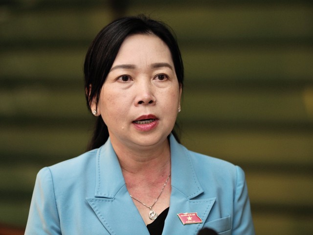 Đại biểu Quốc hội Lý Tiết Hạnh, Phó đoàn ĐBQH tỉnh Bình Định trả lời báo Đầu tư Chứng khoán bên hành lang Quốc hội chiều 24/6 (Ảnh: M.M) Đại biểu Quốc hội Lý Tiết Hạnh, Phó đoàn ĐBQH tỉnh Bình Định trả lời báo Đầu tư Chứng khoán bên hành lang Quốc hội chiều 24/6 (Ảnh: M.M)