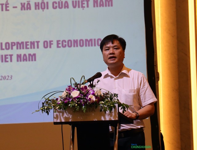 Ông Dương Bá Đức, Vụ trưởng Vụ Đầu tư, Bộ Tài chính phát biểu tại Hội thảo sáng 11/7 Ông Dương Bá Đức, Vụ trưởng Vụ Đầu tư, Bộ Tài chính phát biểu tại Hội thảo sáng 11/7