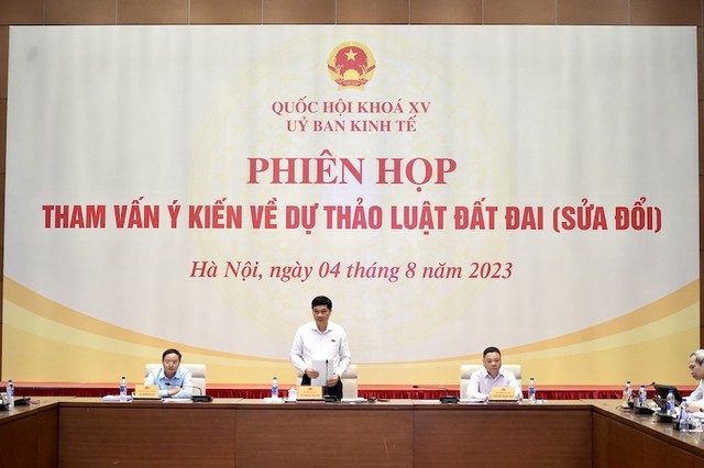Chủ nhiệm Uỷ ban Kinh tế Vũ Hồng Thanh phát biểu khai mạc Phiên họp tham vấn ý kiến về dự thảo Luật Đất đai (sửa đổi) sáng 4/8.