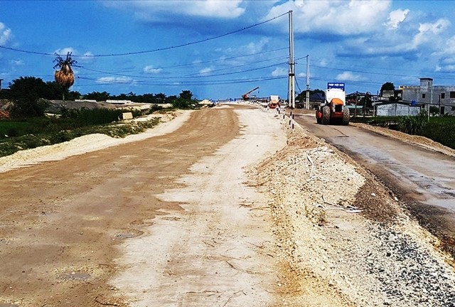 PGS.TS Đinh Dũng Sỹ cho rằng dùng vốn đầu tư công để tạo quỹ đất sạch sẽ giải quyết được câu chuyện chênh lệch địa tô và giải quyết hài hoà mối quan hệ các bên. PGS.TS Đinh Dũng Sỹ cho rằng dùng vốn đầu tư công để tạo quỹ đất sạch sẽ giải quyết được câu chuyện chênh lệch địa tô và giải quyết hài hoà mối quan hệ các bên.