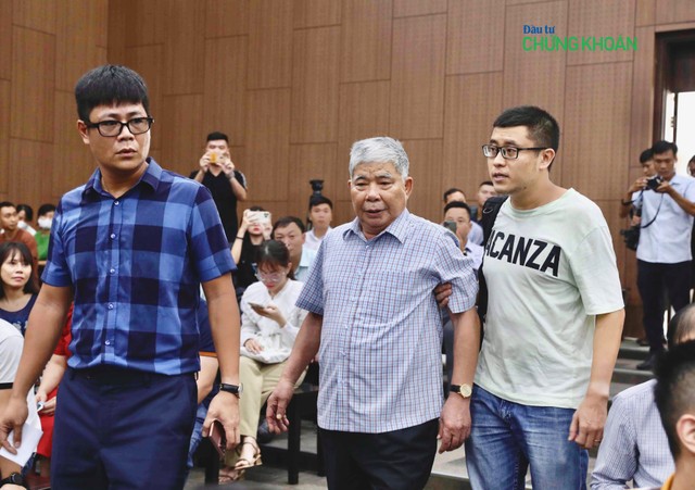 Ông Lê Thanh Thản được dẫn giải đến trước Toà Ông Lê Thanh Thản được dẫn giải đến trước Toà