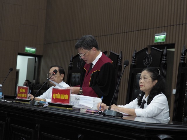 Thẩm phán Lưu Ngọc Cảnh, Chủ tọa phiên toà đọc quyết định mở phiên xử Thẩm phán Lưu Ngọc Cảnh, Chủ tọa phiên toà đọc quyết định mở phiên xử