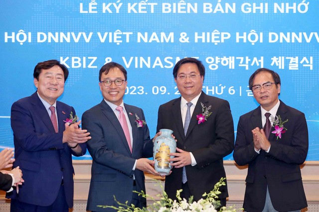 ... và trao tặng nhau những phần quà lưu niệm. Quà tặng của Bộ kế hoạch và Đầu tư dành cho phía Hàn Quốc là chiếc bình gốm bát tràng có in câu thành ngữ &quot;Thuận buồm xuôi gió&quot; để chúc sự hợp tác giữa hai bên được suôn sẻ như con thuyền gặp gió xuôi khi ra khơi.