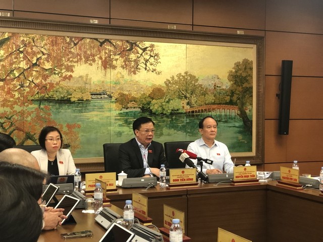 Bí thư Thành uỷ Hà Nội Đinh Tiến Dũng phát biểu tại phiên thảo luận tổ sáng 24/10 Bí thư Thành uỷ Hà Nội Đinh Tiến Dũng phát biểu tại phiên thảo luận tổ sáng 24/10