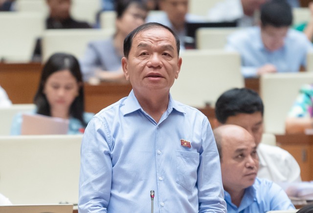 ĐBQH Lê Thanh Vân (đoàn Cà Mau) đề nghị đưa một đoạn "hồn cốt" của Nghị quyết 41 về phát triển đội ngũ doanh nhân vào Nghị quyết chung kỳ họp Quốc hội thứ 6. ĐBQH Lê Thanh Vân (đoàn Cà Mau) đề nghị đưa một đoạn "hồn cốt" của Nghị quyết 41 về phát triển đội ngũ doanh nhân vào Nghị quyết chung kỳ họp Quốc hội thứ 6.