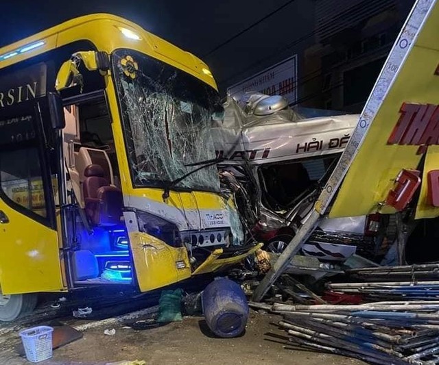 Vụ tai nạn thảm khốc của nhà xe Thành Bưởi hôm 30/9 tại Đồng Nai khiến 5 người thiệt mạng, 4 người bị thương, 2 xe ô tô hư hỏng nặng. Vụ tai nạn thảm khốc của nhà xe Thành Bưởi hôm 30/9 tại Đồng Nai khiến 5 người thiệt mạng, 4 người bị thương, 2 xe ô tô hư hỏng nặng.