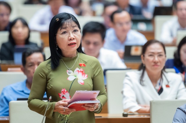 Đại biểu Quốc hội Trần Thị Thanh Hương (đoàn An Giang) chất vấn Thống đốc Nguyễn Thị Hồng về nhà ở xã hội sáng 6/11. Đại biểu Quốc hội Trần Thị Thanh Hương (đoàn An Giang) chất vấn Thống đốc Nguyễn Thị Hồng về nhà ở xã hội sáng 6/11.