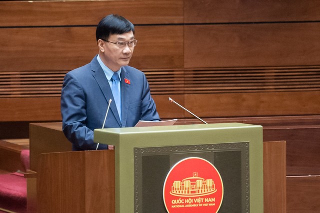 Ủy viên UBTVQH, Chủ nhiệm Ủy ban Kinh tế Vũ Hồng Thanh trình bày Báo cáo của UBTVQH về Nghị quyết kế hoạch phát triển KTXH 2024
