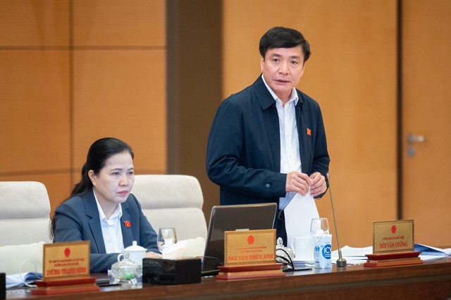 Tổng Thư ký Quốc hội, Chủ nhiệm Văn phòng Quốc hội Bùi Văn Cường tán thành phương án lùi thông qua dự thảo Luật Đất đai đến kỳ họp sau. Tổng Thư ký Quốc hội, Chủ nhiệm Văn phòng Quốc hội Bùi Văn Cường tán thành phương án lùi thông qua dự thảo Luật Đất đai đến kỳ họp sau.