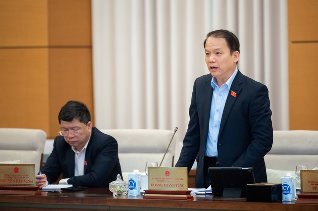 Chủ nhiệm Ủy ban Pháp luật của Quốc hội Hoàng Thanh Tùng báo cáo về dự thảo Luật Nhà ở (sửa đổi) chiều 16/11. Chủ nhiệm Ủy ban Pháp luật của Quốc hội Hoàng Thanh Tùng báo cáo về dự thảo Luật Nhà ở (sửa đổi) chiều 16/11.