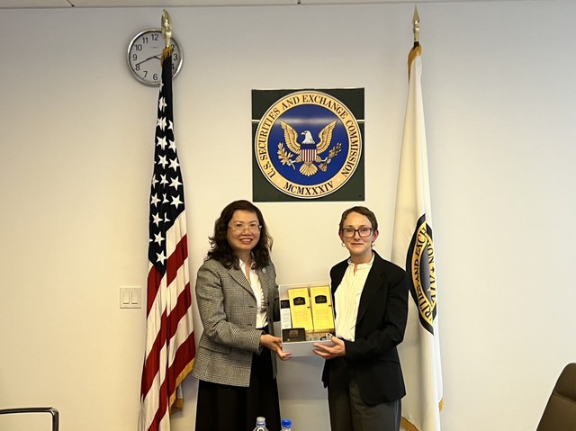 Chủ tịch UBCKNN Vũ Thị Chân Phương trao quà lưu niệm cho bà Monique Winkler, Giám đốc Văn phòng khu vực San Francisco của Uỷ ban Chứng khoán Hoa Kỳ Chủ tịch UBCKNN Vũ Thị Chân Phương trao quà lưu niệm cho bà Monique Winkler, Giám đốc Văn phòng khu vực San Francisco của Uỷ ban Chứng khoán Hoa Kỳ