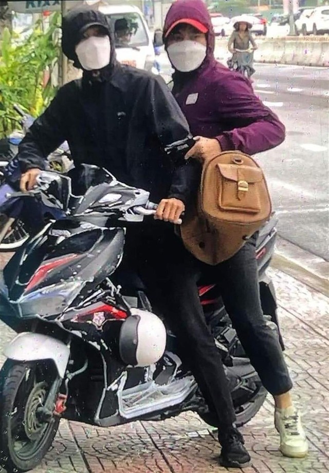 Hai đối tượng (Trí cầm súng, ngồi sau) tiếp cận Chi nhánh ngân hàng BIDV để cướp tài sản Hai đối tượng (Trí cầm súng, ngồi sau) tiếp cận Chi nhánh ngân hàng BIDV để cướp tài sản