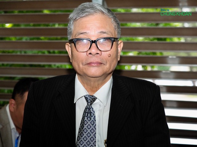 GS.TS Đặng Đình Đào trả lời PV bên lề hội thảo (Ảnh: M.M)