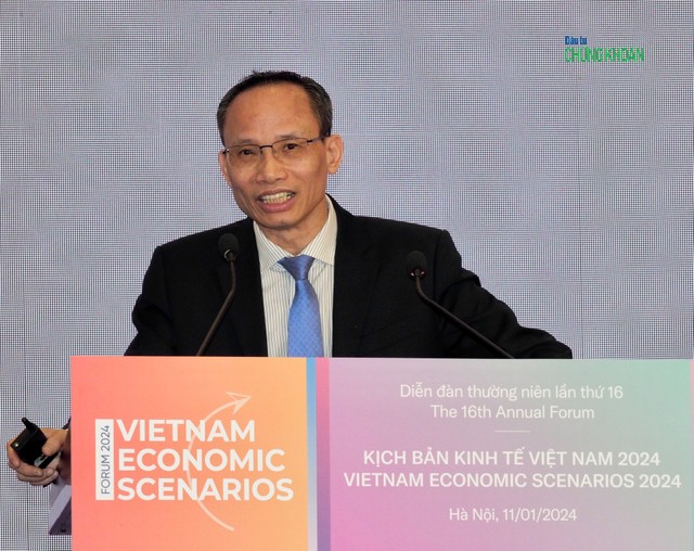 TS. Cấn Văn Lực trình bày tham luận tại Diễn đàn Kinh tế Việt Nam 2024 (Ảnh: M.M) TS. Cấn Văn Lực trình bày tham luận tại Diễn đàn Kinh tế Việt Nam 2024 (Ảnh: M.M)