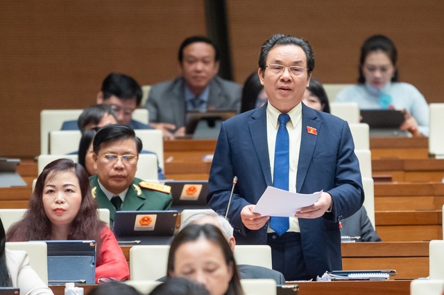 Đại biểu Hoàng Văn Cường phát biểu trên Hội trường sáng 15/1 Đại biểu Hoàng Văn Cường phát biểu trên Hội trường sáng 15/1