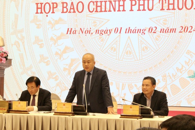 Thứ trưởng Bộ Kế hoạch và Đầu tư Đỗ Thành Trung thông tin tại buổi họp báo Thứ trưởng Bộ Kế hoạch và Đầu tư Đỗ Thành Trung thông tin tại buổi họp báo