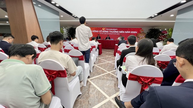 Cổ đông chất vấn tại ĐHCĐ sáng 22/4 Cổ đông chất vấn tại ĐHCĐ sáng 22/4