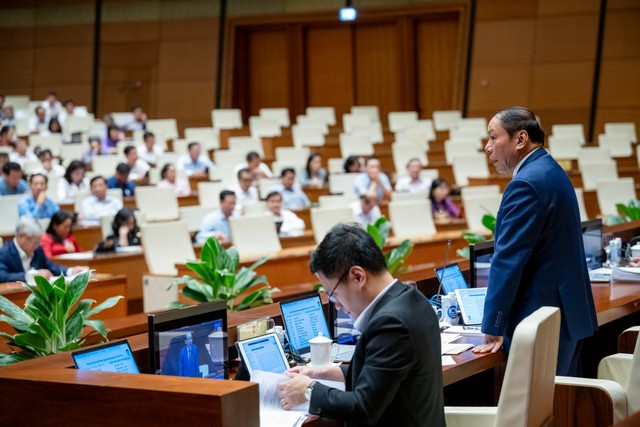 Bộ trưởng Bộ Văn hoá, Thể thao và Du lịch Nguyễn Văn Hùng trả lời chất vấn của Quốc hội chiều 5/6 (Ảnh: QH)