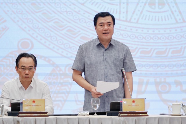 Thứ trưởng Bộ Công Thương Nguyễn Sinh Nhật Tân trả lời tại họp báo Chính phủ chiều 6/7 Thứ trưởng Bộ Công Thương Nguyễn Sinh Nhật Tân trả lời tại họp báo Chính phủ chiều 6/7