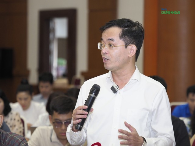 Ông Trương Bá Tuấn, Phó cục trưởng Cục Quản lý, giám sát chính sách thuế, phí và lệ phí (Bộ Tài chính) trao đổi tại buổi họp báo Ông Trương Bá Tuấn, Phó cục trưởng Cục Quản lý, giám sát chính sách thuế, phí và lệ phí (Bộ Tài chính) trao đổi tại buổi họp báo