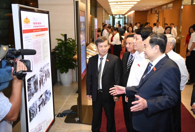 Triển lãm Nhật báo Quốc hội diễn ra tại hành lang tầng 3 Nhà Quốc hội sáng 23/10 (Ảnh: Như Ý) Triển lãm Nhật báo Quốc hội diễn ra tại hành lang tầng 3 Nhà Quốc hội sáng 23/10 (Ảnh: Như Ý)