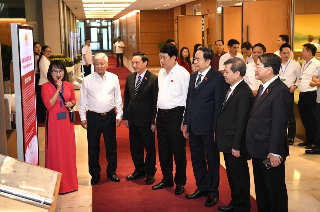 Cán bộ Văn phòng Quốc hội thuyết minh về nhật báo Quốc hội với các đại biểu Cán bộ Văn phòng Quốc hội thuyết minh về nhật báo Quốc hội với các đại biểu