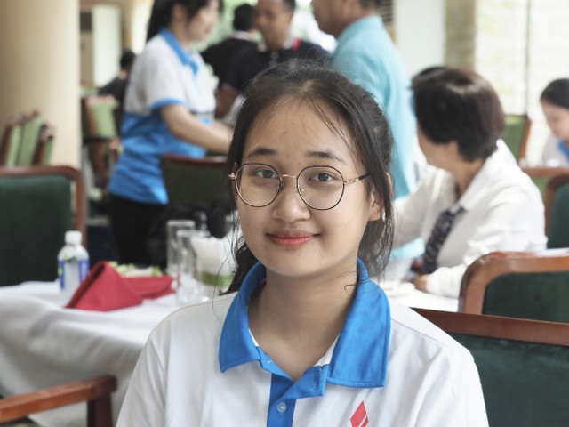 Em Nguyễn Bích Ngọc, SV Học viện Chính sách và Phát triển nhận suất hỗ trợ Swing for the Kids 2024 do gia đình bị thiệt hại bởi bão lụt (Ảnh: M.Minh) Em Nguyễn Bích Ngọc, SV Học viện Chính sách và Phát triển nhận suất hỗ trợ Swing for the Kids 2024 do gia đình bị thiệt hại bởi bão lụt (Ảnh: M.Minh)