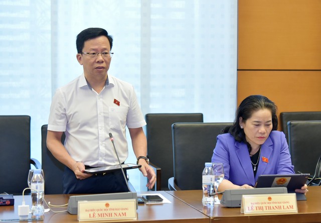 Đại biểu Lê Minh Nam, đoàn Hậu Giang phát biểu tại tổ sáng 31/10 Đại biểu Lê Minh Nam, đoàn Hậu Giang phát biểu tại tổ sáng 31/10